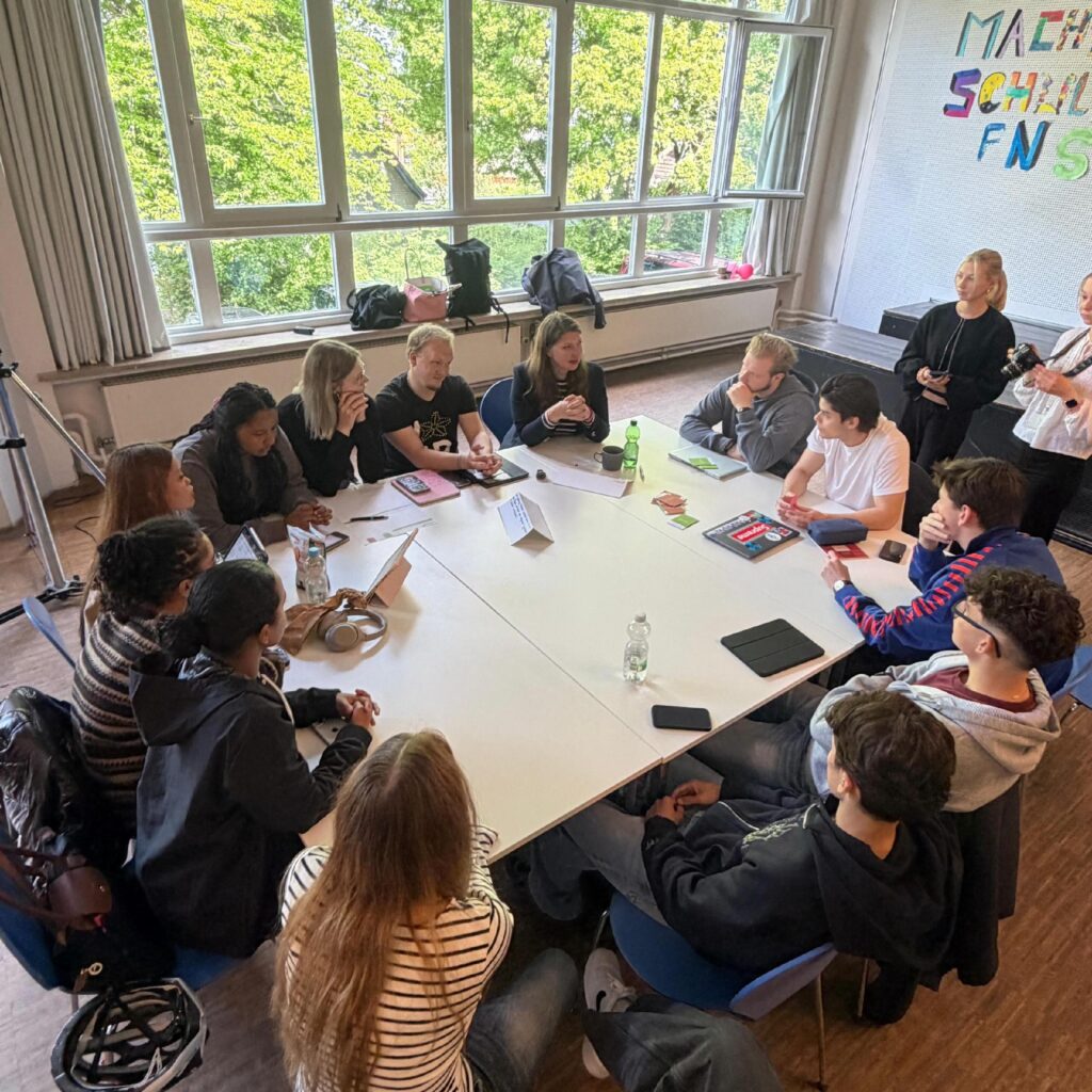 Diskussionen mit Schülerinnen und Schülern auf Augenhöhe bei DialogP